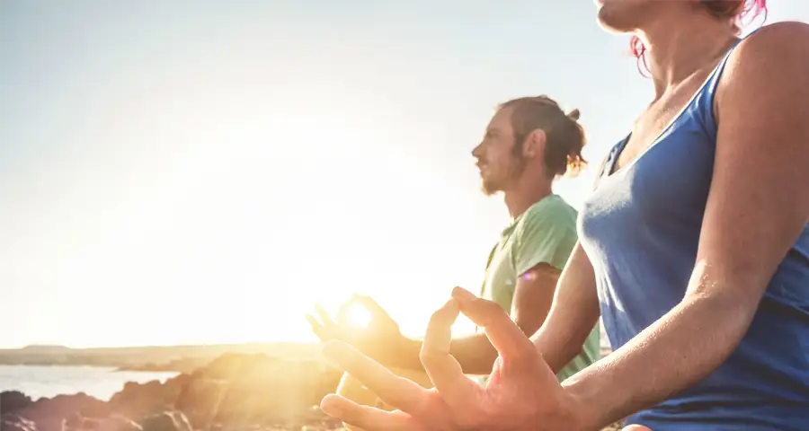 pareja meditando