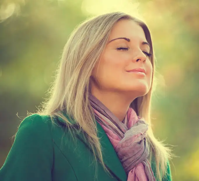 mujer respirando con cara de paz