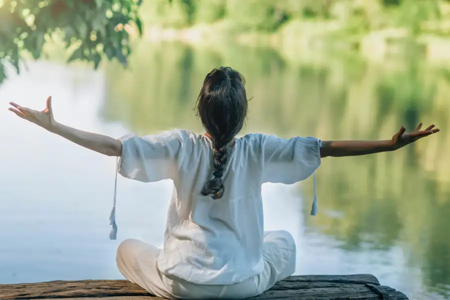 mujer relajada ante un lago