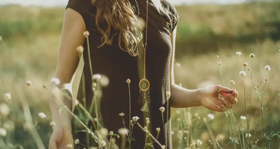 mujer en la naturaleza en actitud serena